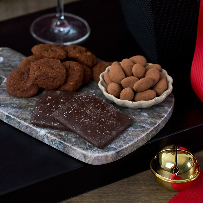 Holiday Red Wine & Dark Chocolate Gift Basket Honig 